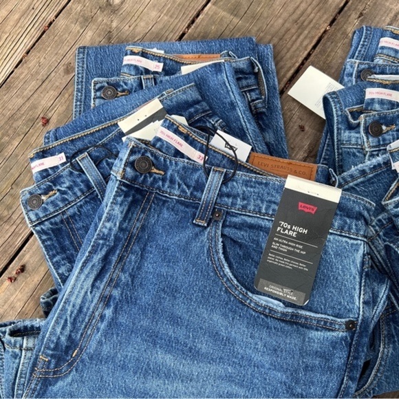 Aritzia Levi’s 70s High Flare Jeans in Sonoma Step Wash - Picture 4 of 5